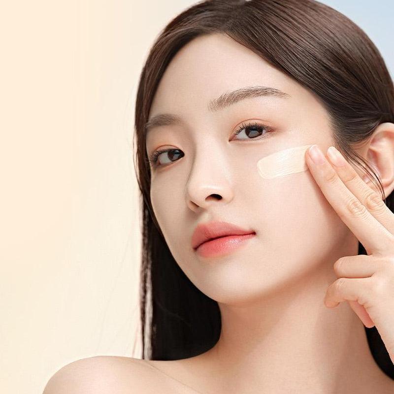 ANUA Matt But Glow Cover Beige 50ml, crème teint beige appliquée sur le visage, marque ANUA en contexte beauté