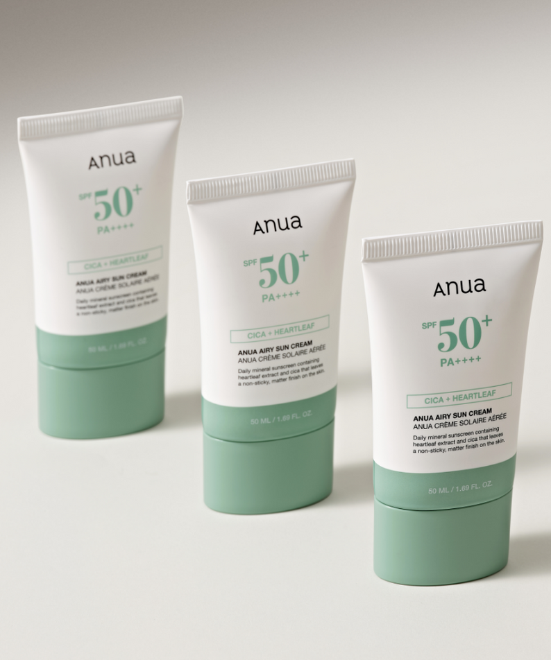 ANUA Cica + Heartleaf Airy Sun Cream SPF50+ PA++++ 50ml de la marque Anua, tubes solaires sur fond clair.