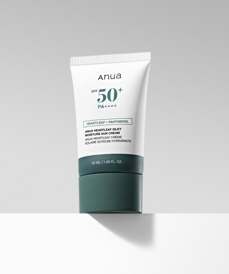 ANUA Heartleaf Silky Moisture Sun Cream 50ml, crème solaire Anua SPF50+ sur fond clair, tube vertical, ambiance minimaliste.