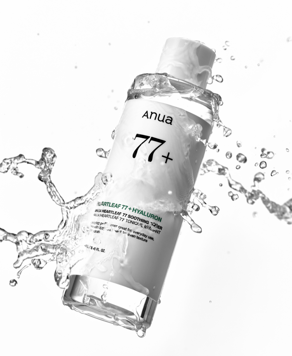 ANUA Heartleaf 77 + Hyaluron Soothing Toner 77% de la marque Anua, flacon dans une scène avec éclaboussures d’eau