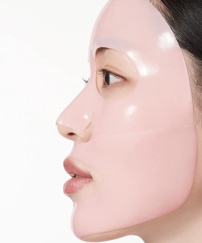 ANUA Peach 70 Niacin Brightening Collagen Mask 4pcs sur visage, masque rose translucide pour éclat de la peau.