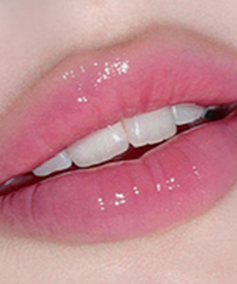 AOU Glowy Chonky Tint Balm sur les lèvres, offrant une teinte brillante et hydratante pour un look éclatant et chonky.