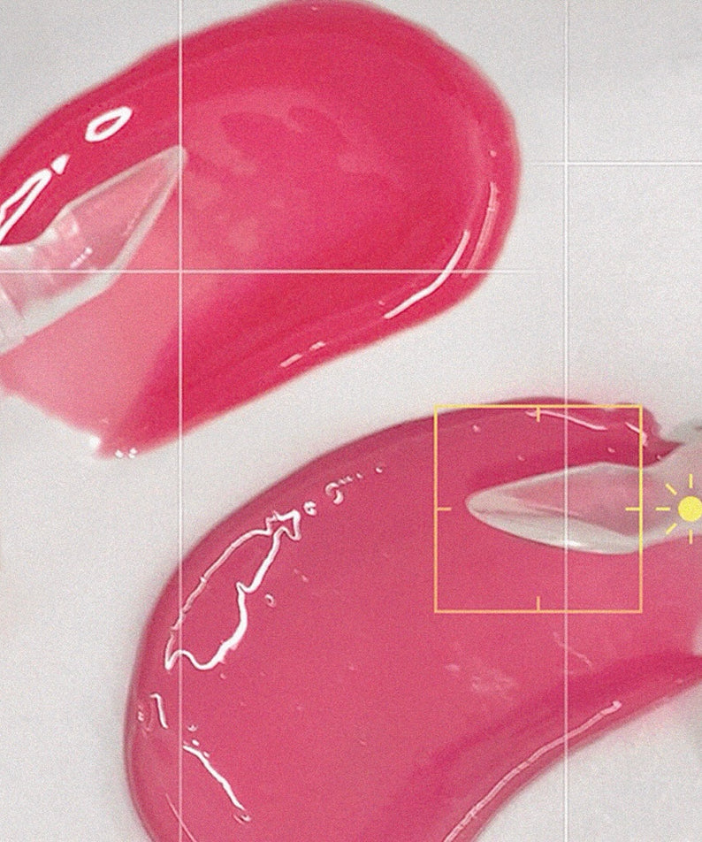 Texture du baume AOU Glowy Chonky Tint Balm en rose vif, montrant brillance et couleur éclatante pour les lèvres.