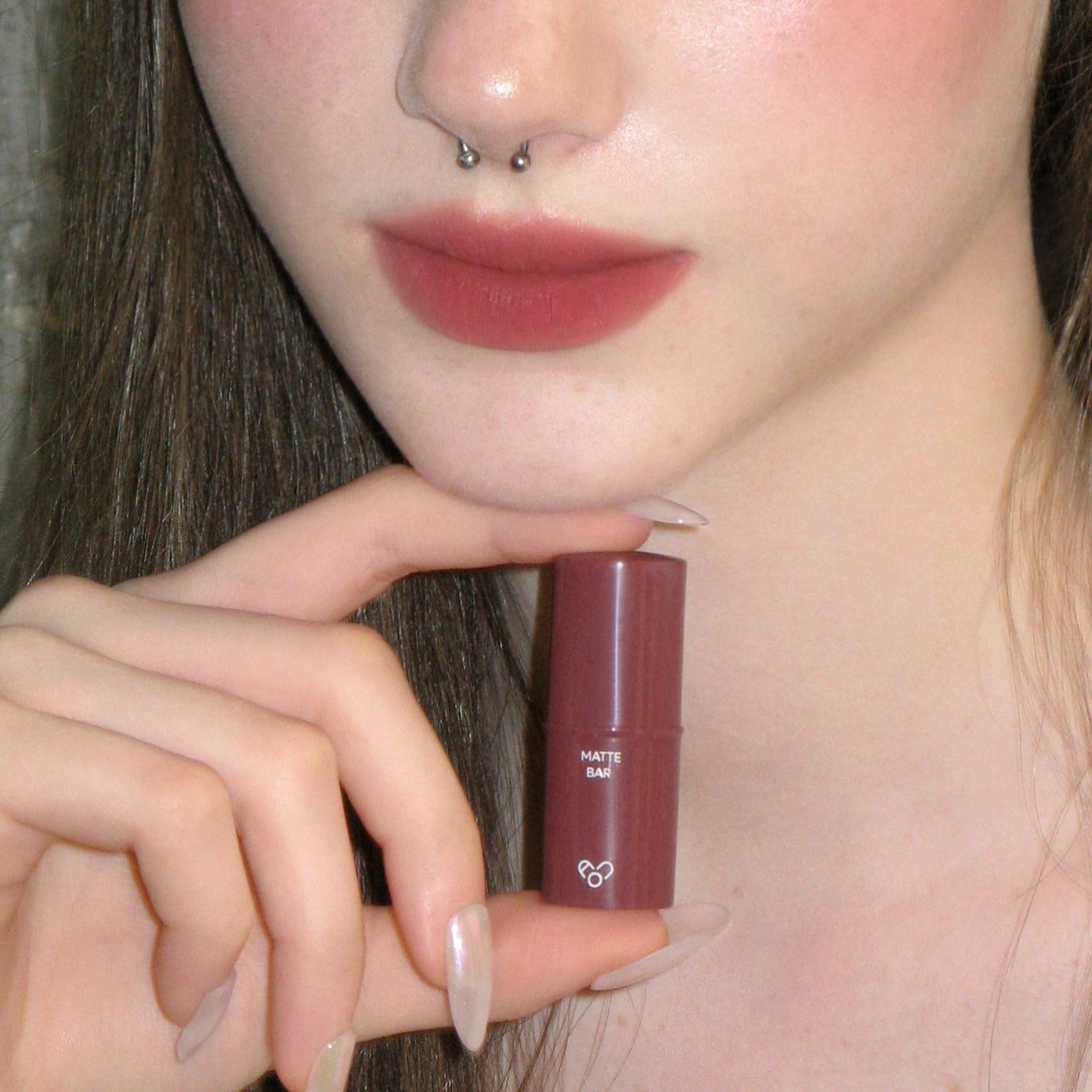 AOU Matte Bar de la marque AOU, rouge mat, sur lèvres, contexte maquillage en gros plan, sur peau claire