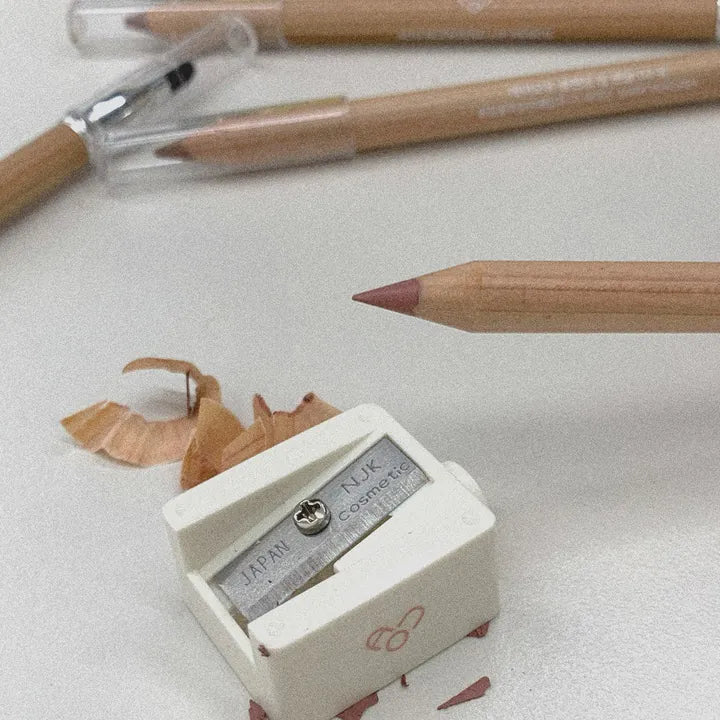 AOU - Blending Lip Pencil : crayons à lèvres AOU sur fond clair, maquillage et étui, ambiance studio.