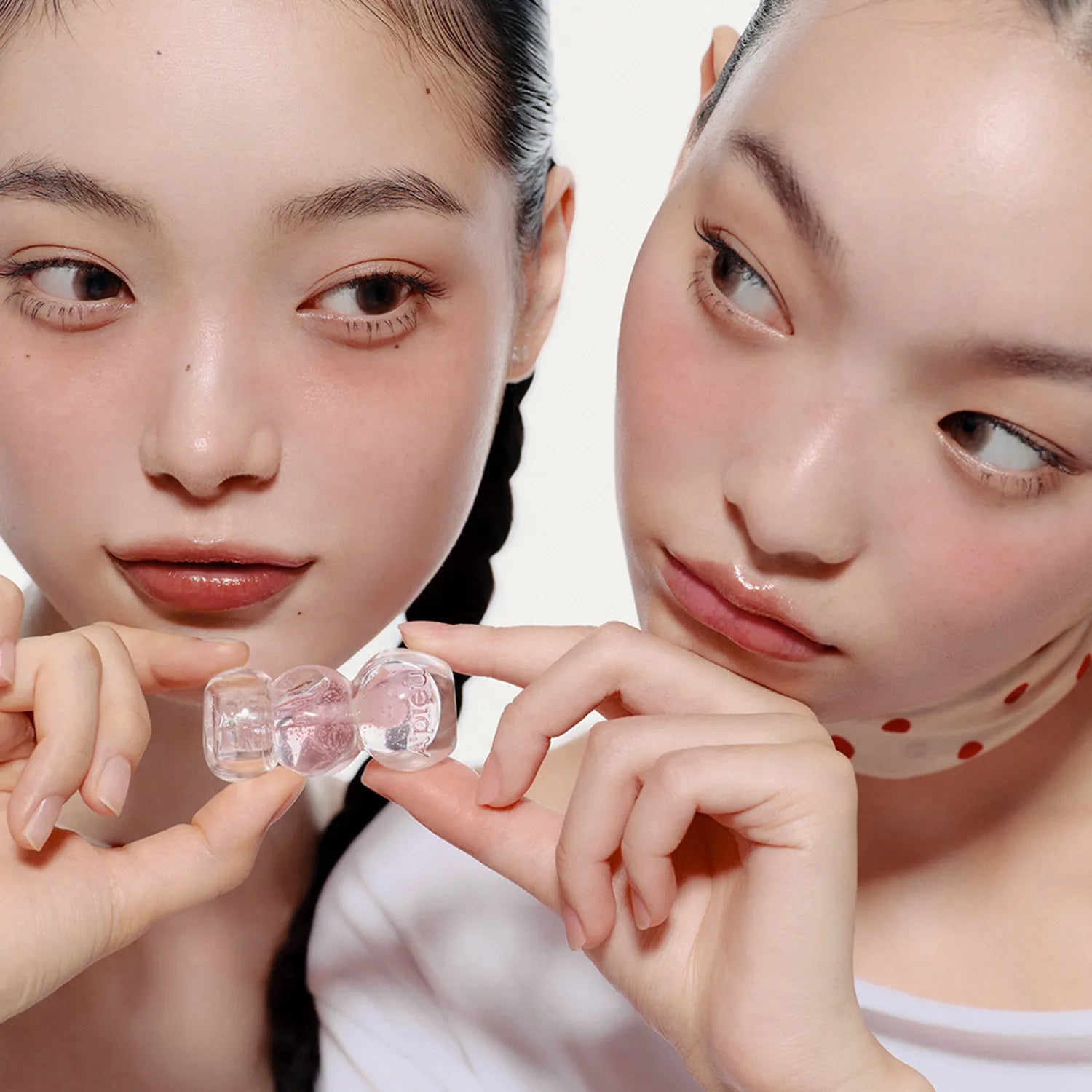 A'PIEU Jelly Honey Lip Oil 4g de la marque A'PIEU, en gros plan sur deux visages, texture huileuse et miel, fond clair.