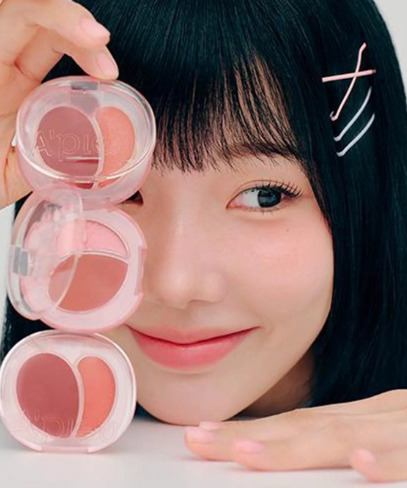 A'PIEU Juicy Pang Mood Blending Lip & Cheek Balm A'PIEU, palette rose maquillage sur fond blanc, main et visage