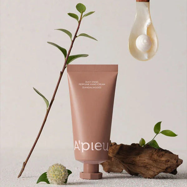 A'PIEU Juicy Pang Perfume Hand Cream 30ml de la marque A'PIEU, tube sur fond clair, ambiance spa avec plantes