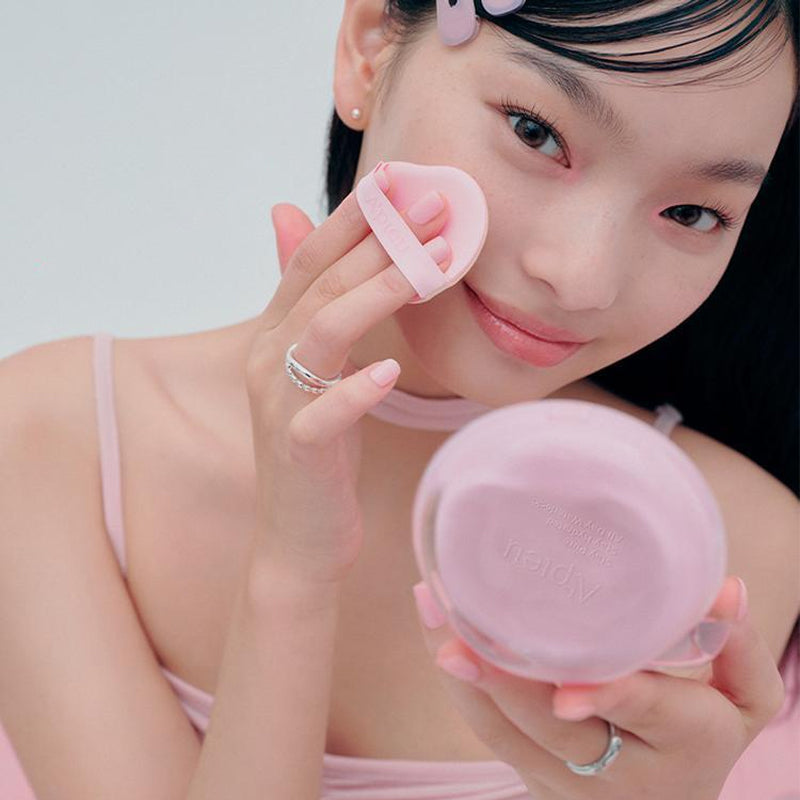 A'PIEU  Waterlock Comfort Veil Cushion 15g par A'PIEU, femme applique la poudre sur un visage, maquillage en gros plan.