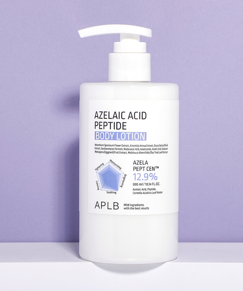 APLBAzelaic Acid Peptide Body Lotion 300ml APLB flacon pompe sur fond violet, produit cosmétique en gros plan