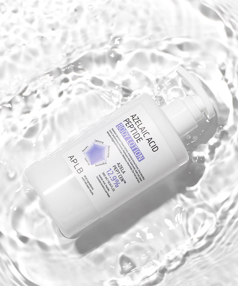 APLBT Azelaic Acid Peptide Body Lotion 300ml APLB, flacon sur fond mousse blanche, peau hydratée en contexte visuel