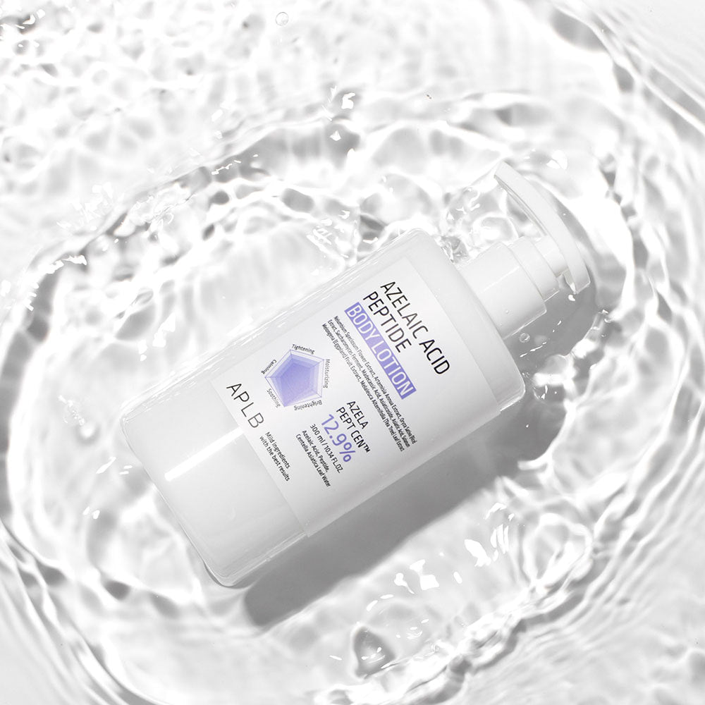 APLBT Azelaic Acid Peptide Body Lotion 300ml APLB, flacon sur fond mousse blanche, peau hydratée en contexte visuel