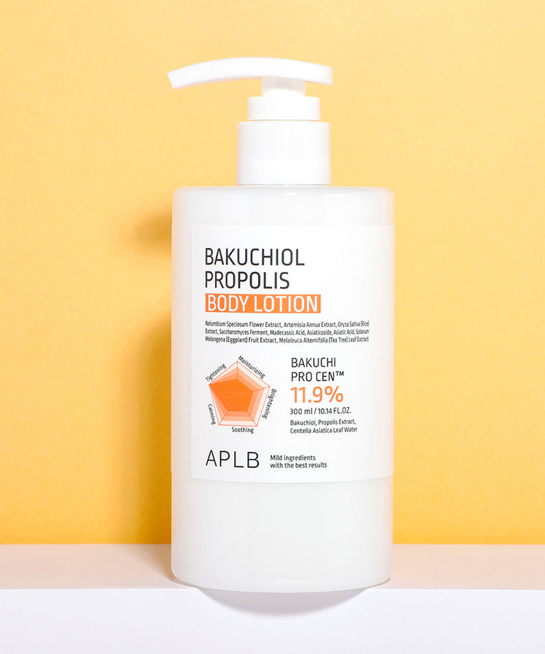 APLB Bakuchiol Propolis Body Lotion 300ml, flacon sur fond jaune, image produit APLB en contexte cosmétique.