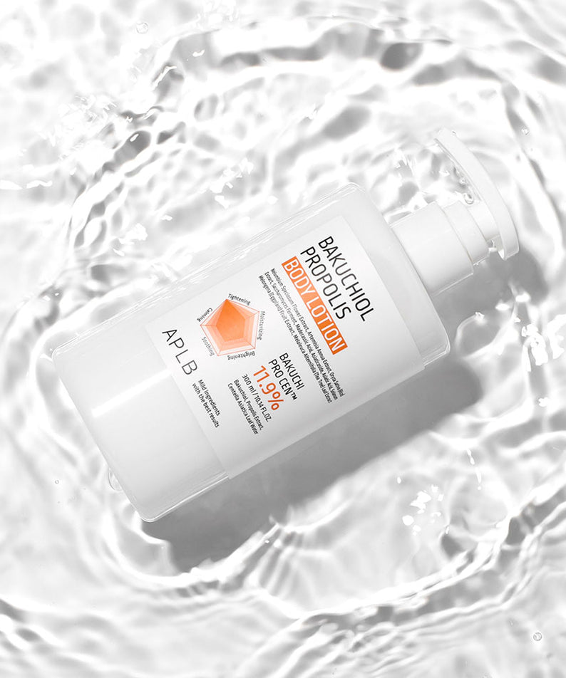 APL B Bakuchiol Propolis Body Lotion 300ml APLB sur fond blanc éclaboussures d’eau, visuel produit beauté