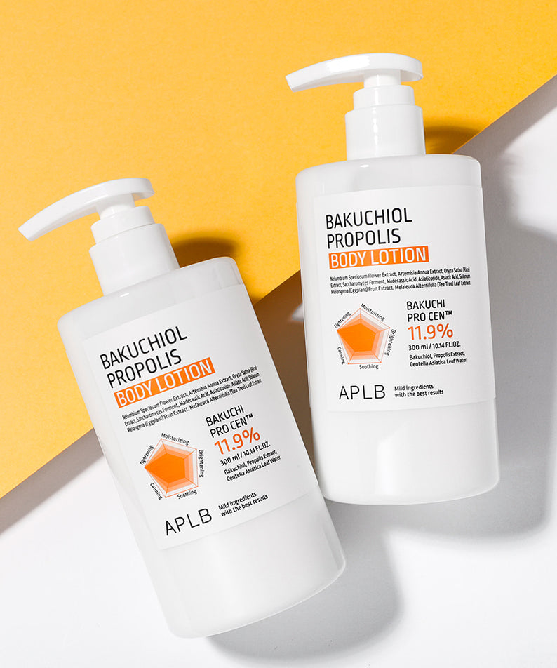 APLB Bakuchiol Propolis Body Lotion 300ml de la marque APLB, flacons sur fond jaune ensoleillé.