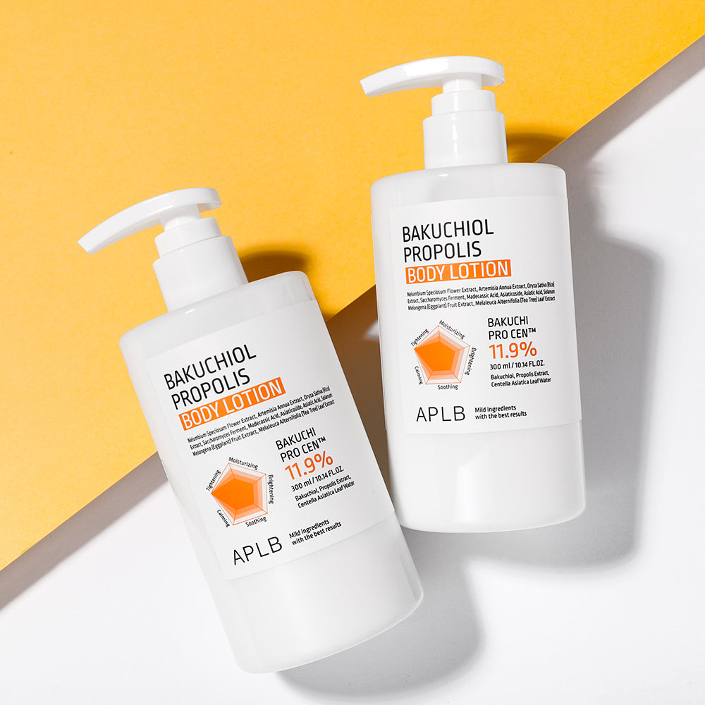 APLB Bakuchiol Propolis Body Lotion 300ml de la marque APLB, flacons sur fond jaune ensoleillé.