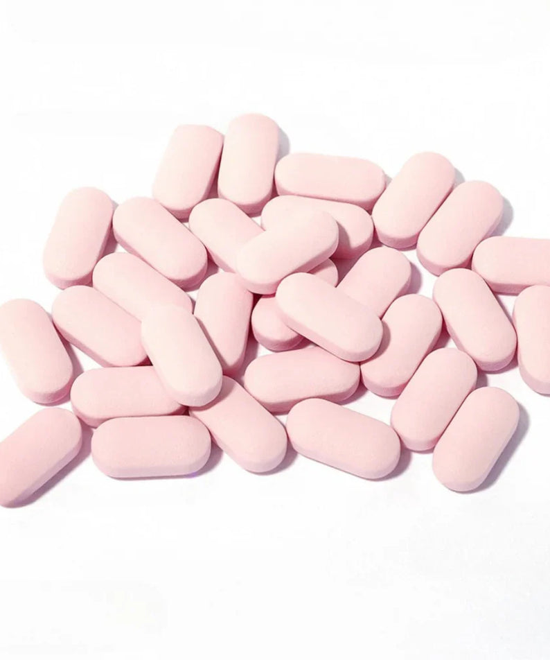 APLB Collagen Peptide Beauty Tablet de la marque APLB, comprimés roses sur fond blanc, contexte beauté/collagène