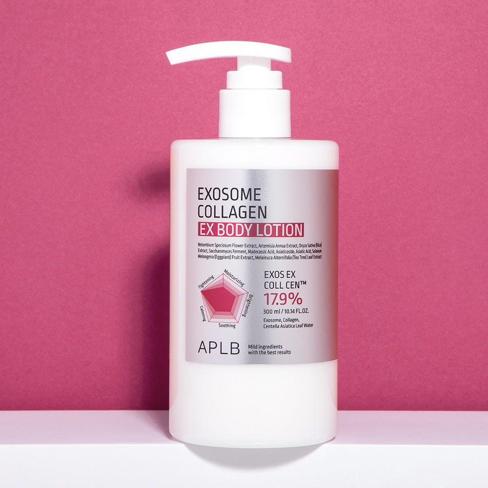 APLB Exosome Collagen EX Body Lotion 300ml, flacon pompe sur fond rose, mise en scène cosmétique de la marque APLB.