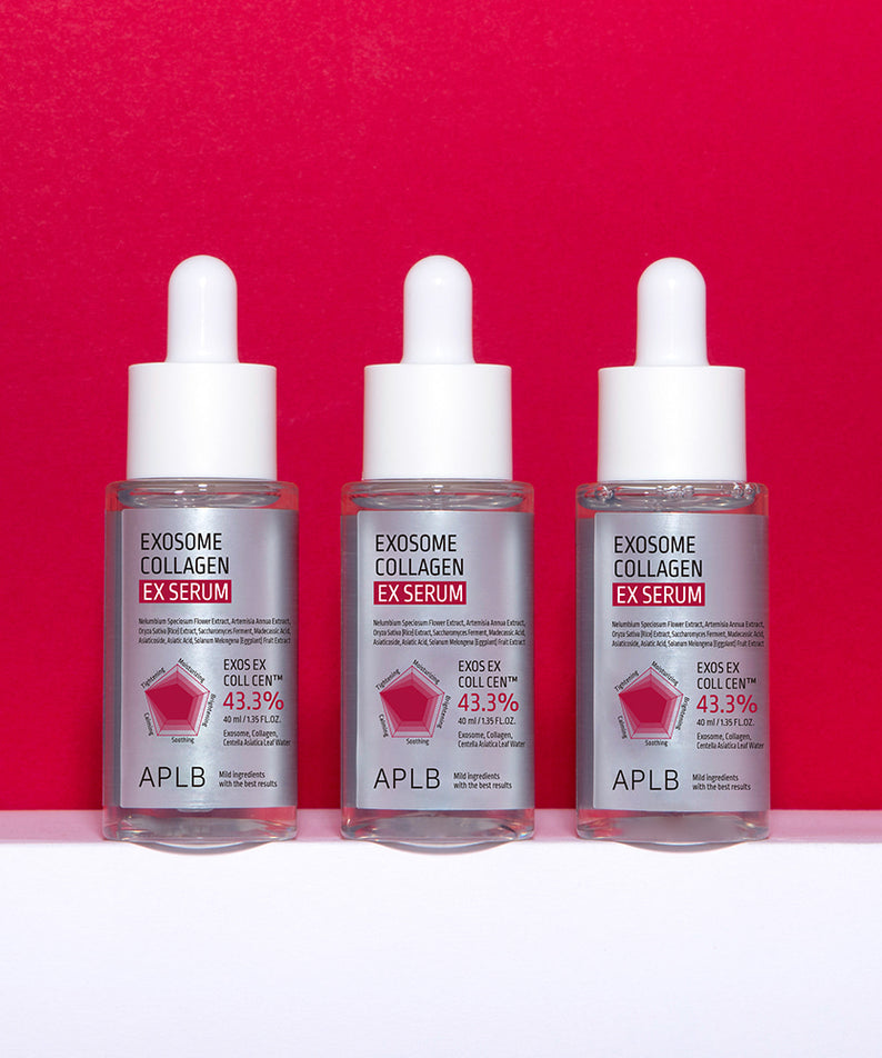 APLB Exosome Collagen EX Serum 40ml : trois flacons APLB sur fond rouge, présentés en vitrine beauté.