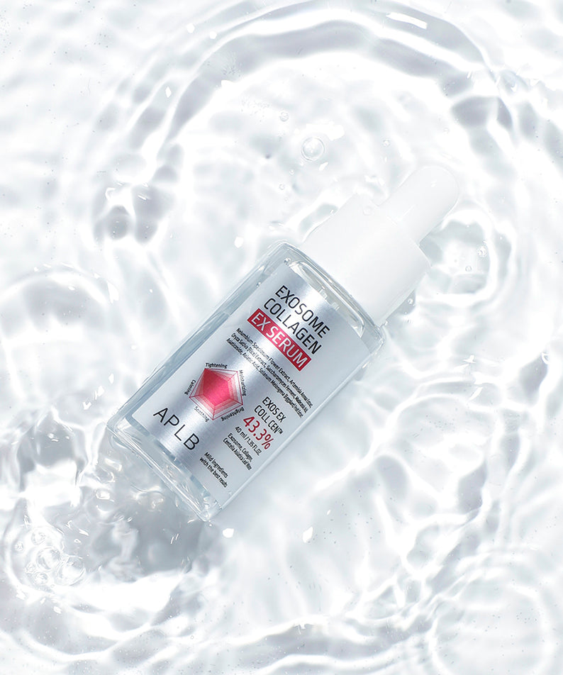 Décris l’image en français : APLB Exosome Collagen EX Serum 40ml de la marque APLB sur bulles d’eau, packaging sur fond bleu