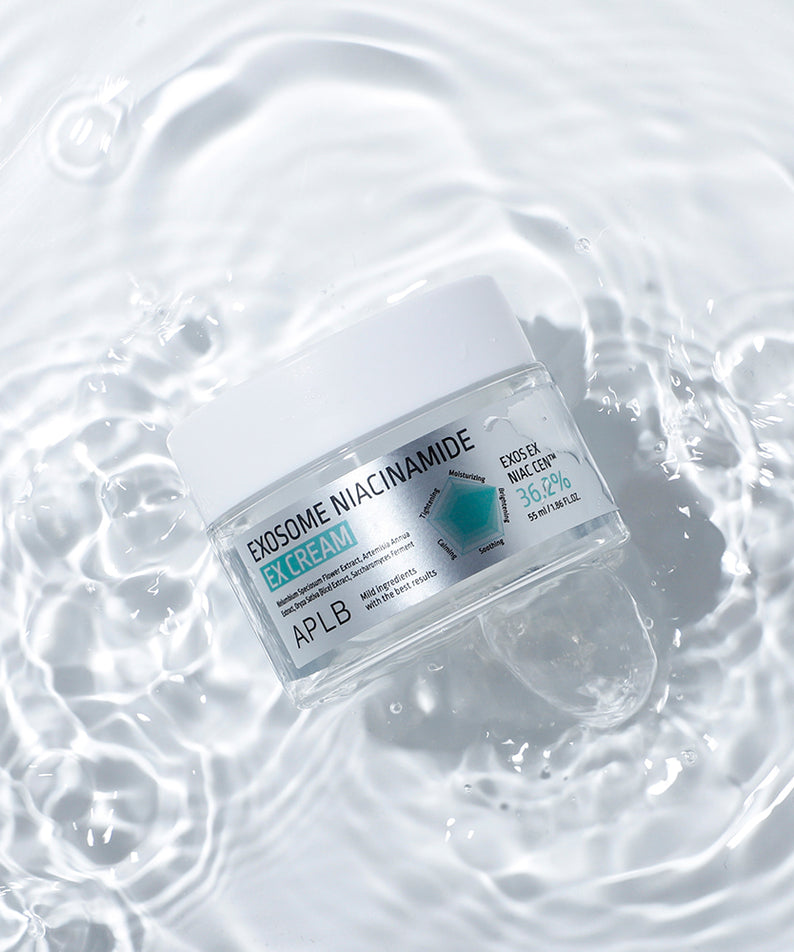 Décrivez l'image : APLB Exosome Niacinamide EX Cream 55ml, crème de marque APLB, posée sur des bulles d'eau.