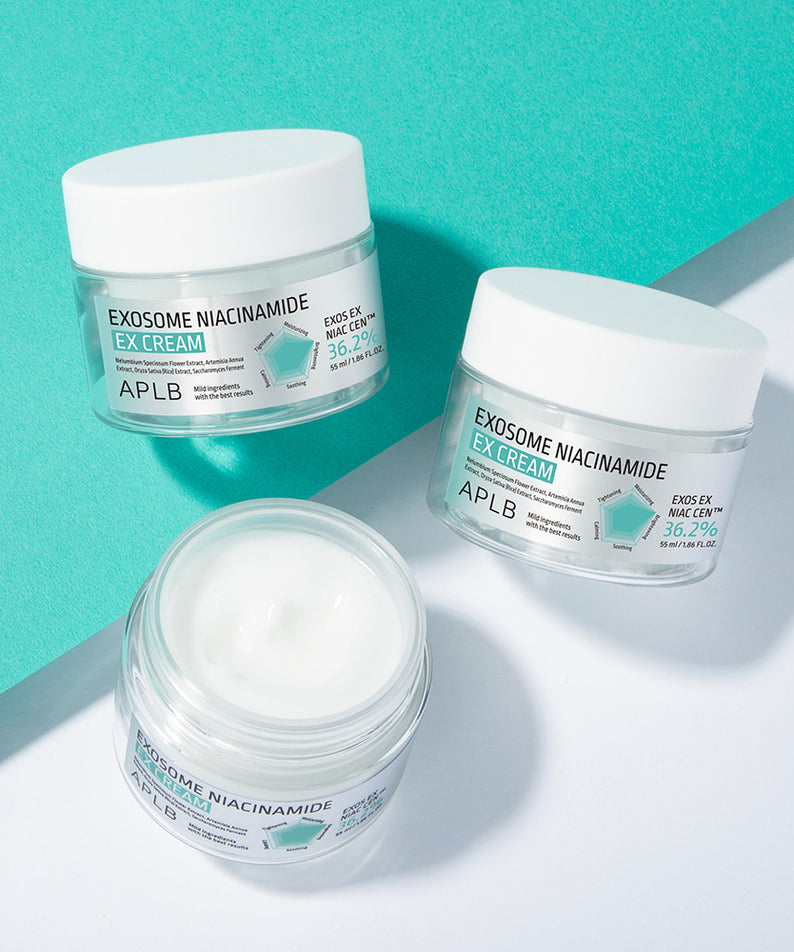 Décris l'image en français en mentionnant APLB Exosome Niacinamide EX Cream 55ml sur fond bleu, marques APLB et pots de crème.