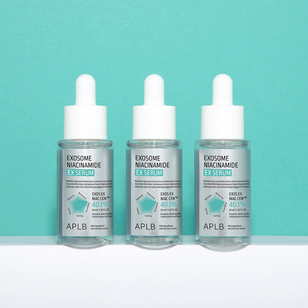 Photo de APLB Exosome Niacinamide EX Serum 40ml : trois flacons sur fond turquoise, style cosmétique minimaliste.