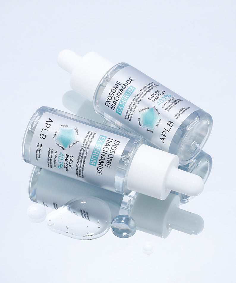 APL B Exosome Niacinamide EX Serum 40ml APLB, flacon blanc et décor gouttes, fond bleu clair, contexte skincare