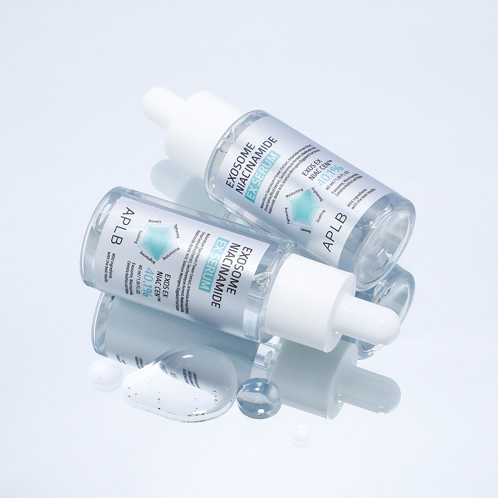 APL B Exosome Niacinamide EX Serum 40ml APLB, flacon blanc et décor gouttes, fond bleu clair, contexte skincare