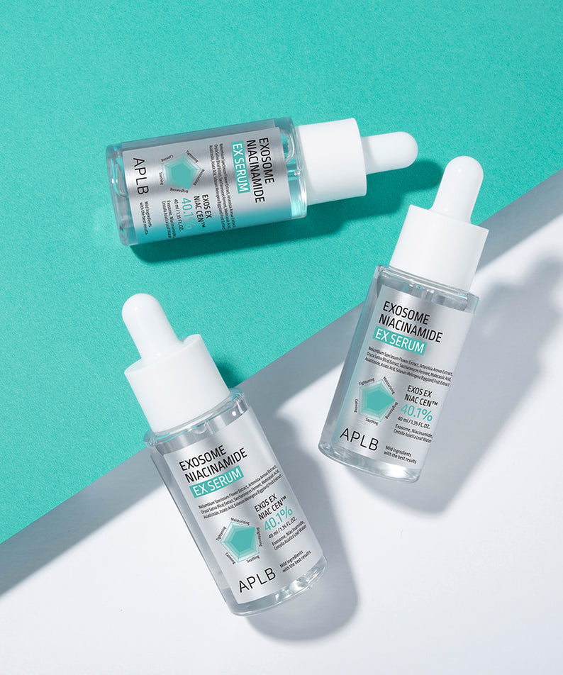 APLB Exosome Niacinamide EX Serum 40ml de APLB, flacons avec compte-goutte sur fond bleu/vert, lumière studio.