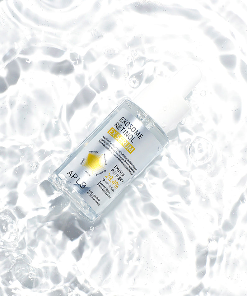 APLB Exosome Retinol EX Serum 40ml APLB, flacon sur fond blanc avec texture effet exosomes, photo produit.
