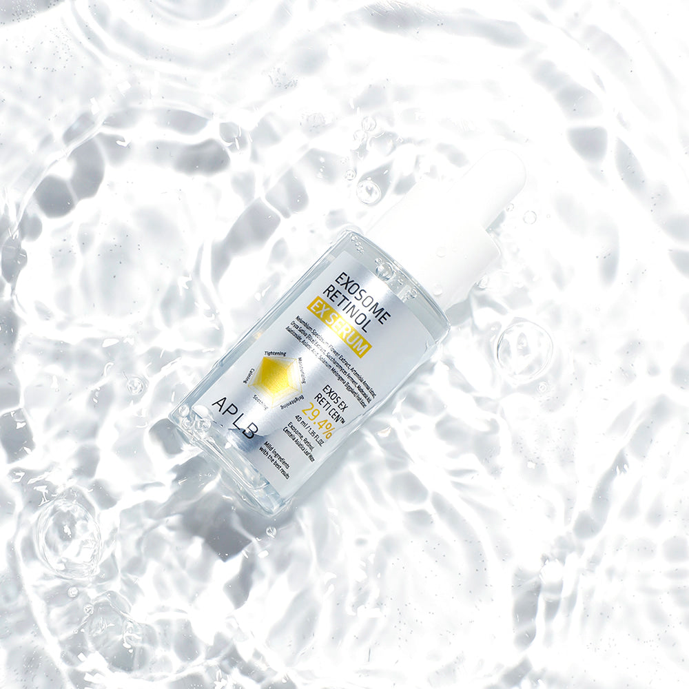 APLB Exosome Retinol EX Serum 40ml APLB, flacon sur fond blanc avec texture effet exosomes, photo produit.