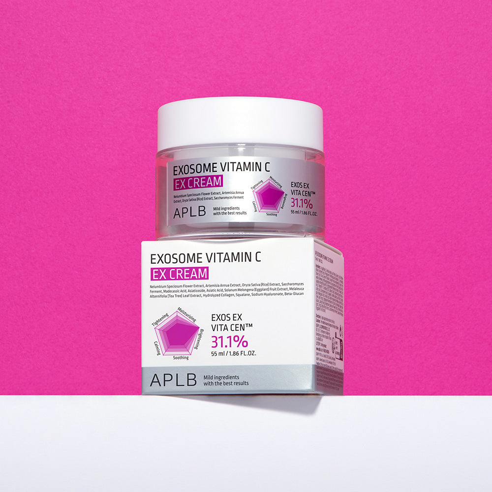 APL B Exosome Vitamin C EX Cream 55ml, pot cosmétique APLB sur fond rose vif (contexte produit).