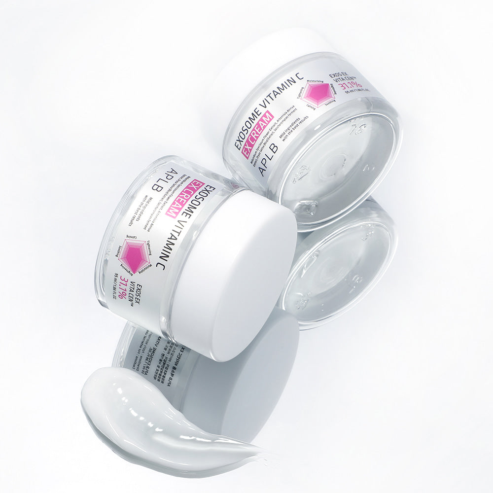 Décris l’image en français : APLB Exosome Vitamin C EX Cream 55ml de la marque APLB, pots et crème sur fond blanc.