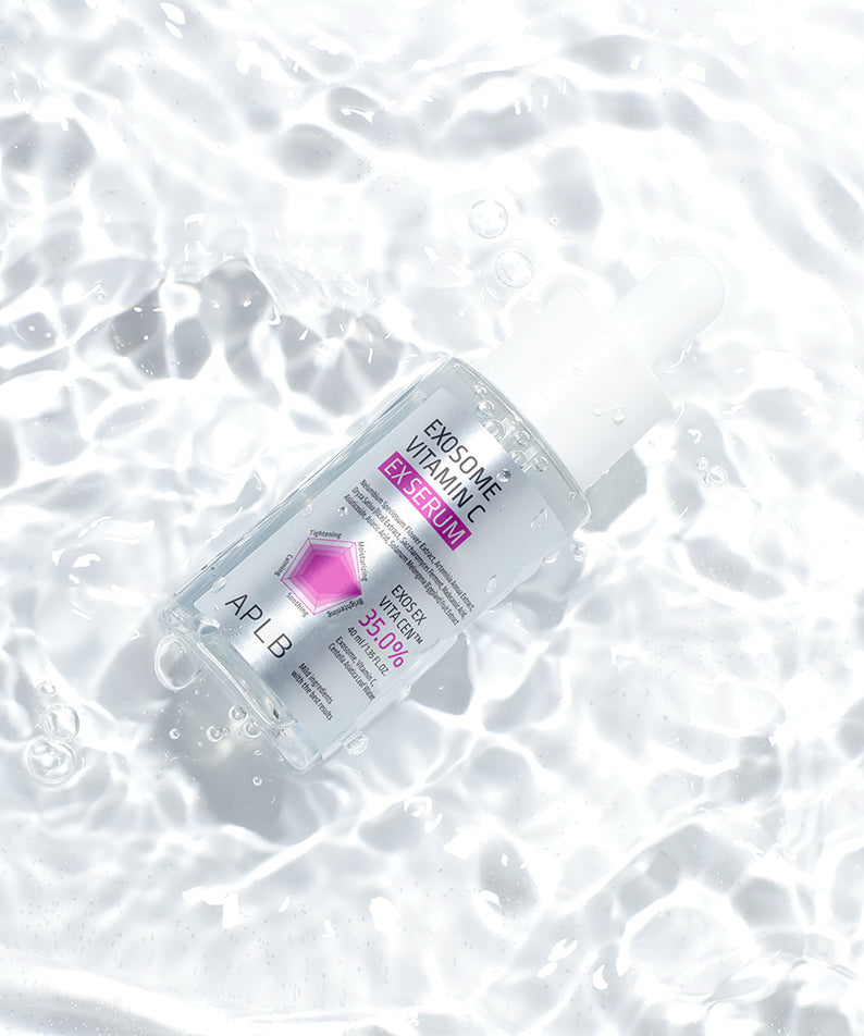 APLB Exosome Vitamin C EX Serum 40ml, bouteille APLB sur fond aquatique lumineux, ambiance soins visage