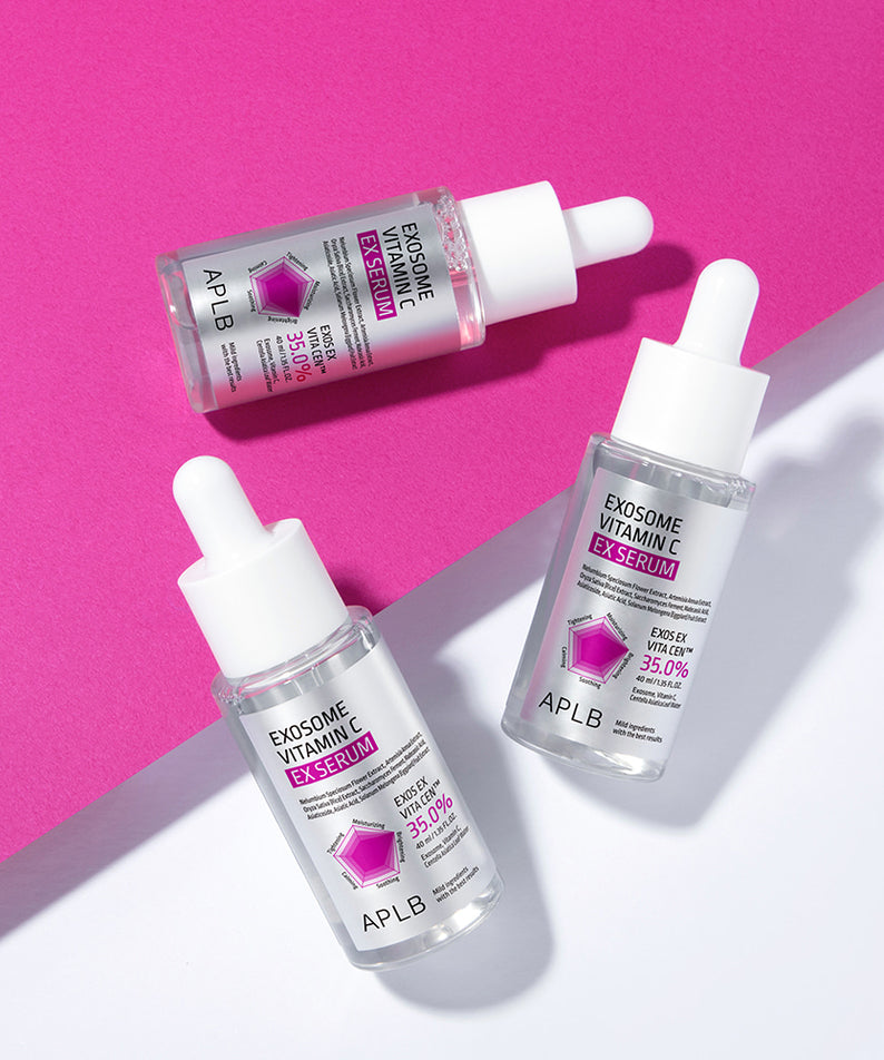 APLB Exosome Vitamin C EX Serum 40ml, flacons APLB sur fond rose, présentation beauté avec éclats de lumière.