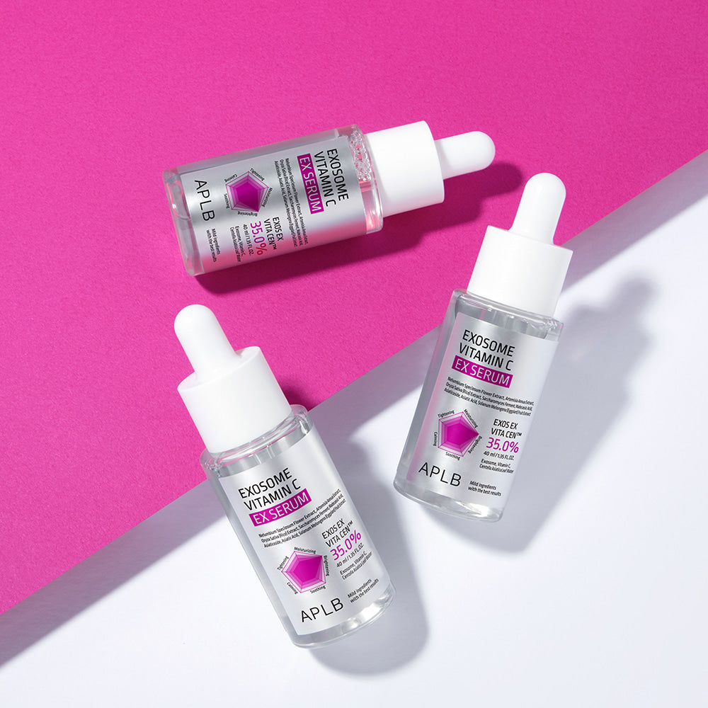 APLB Exosome Vitamin C EX Serum 40ml, flacons APLB sur fond rose, présentation beauté avec éclats de lumière.