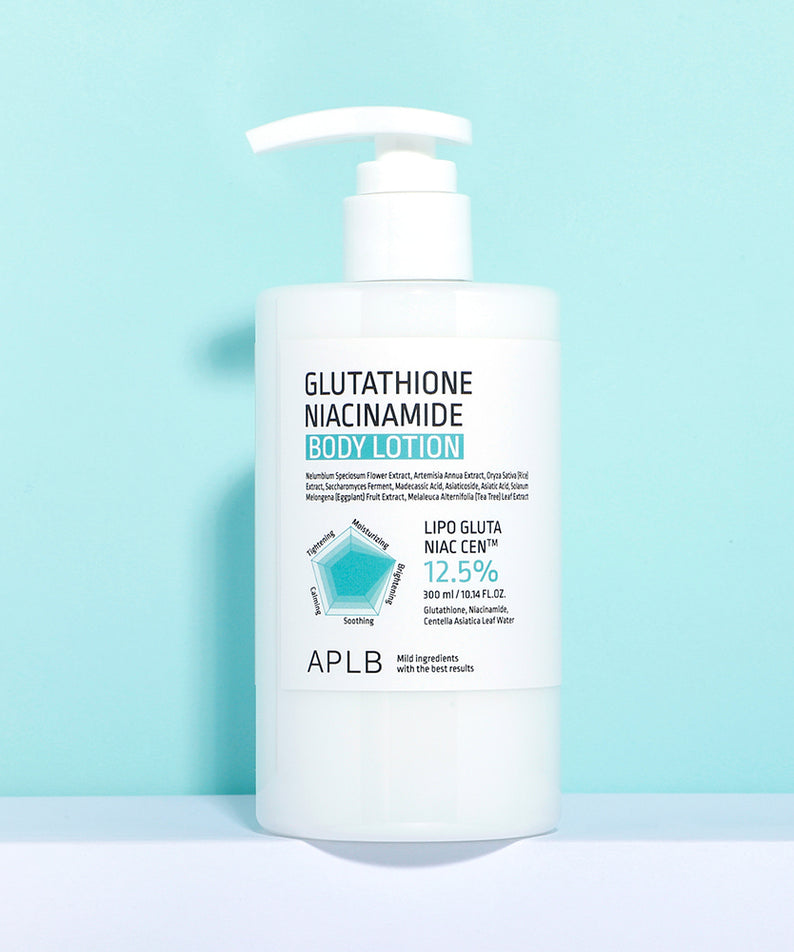 Décris l'image en français: APLB Glutathione Niacinamide Body Lotion 300ml, flacon pompe sur fond bleu.