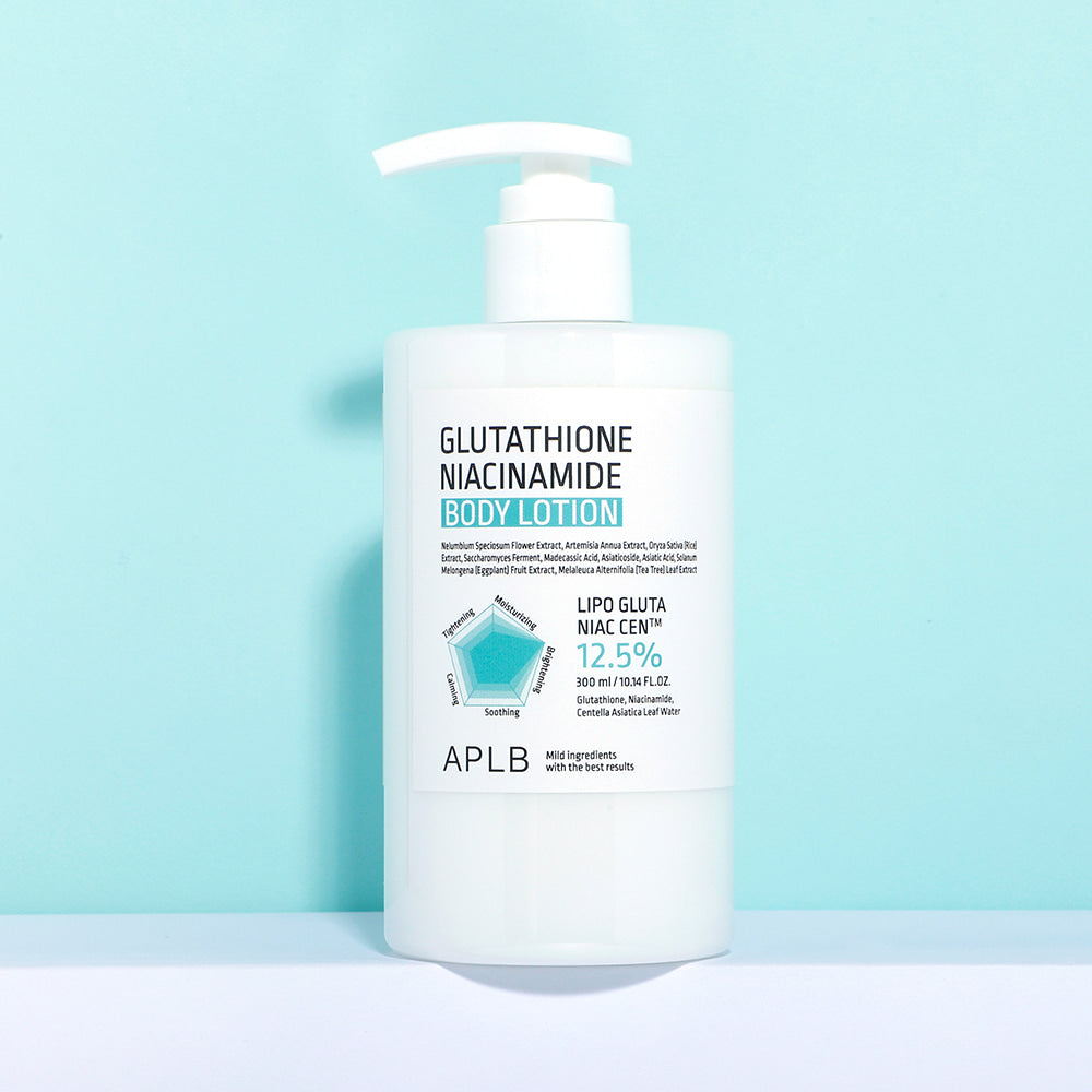 Décris l'image en français: APLB Glutathione Niacinamide Body Lotion 300ml, flacon pompe sur fond bleu.