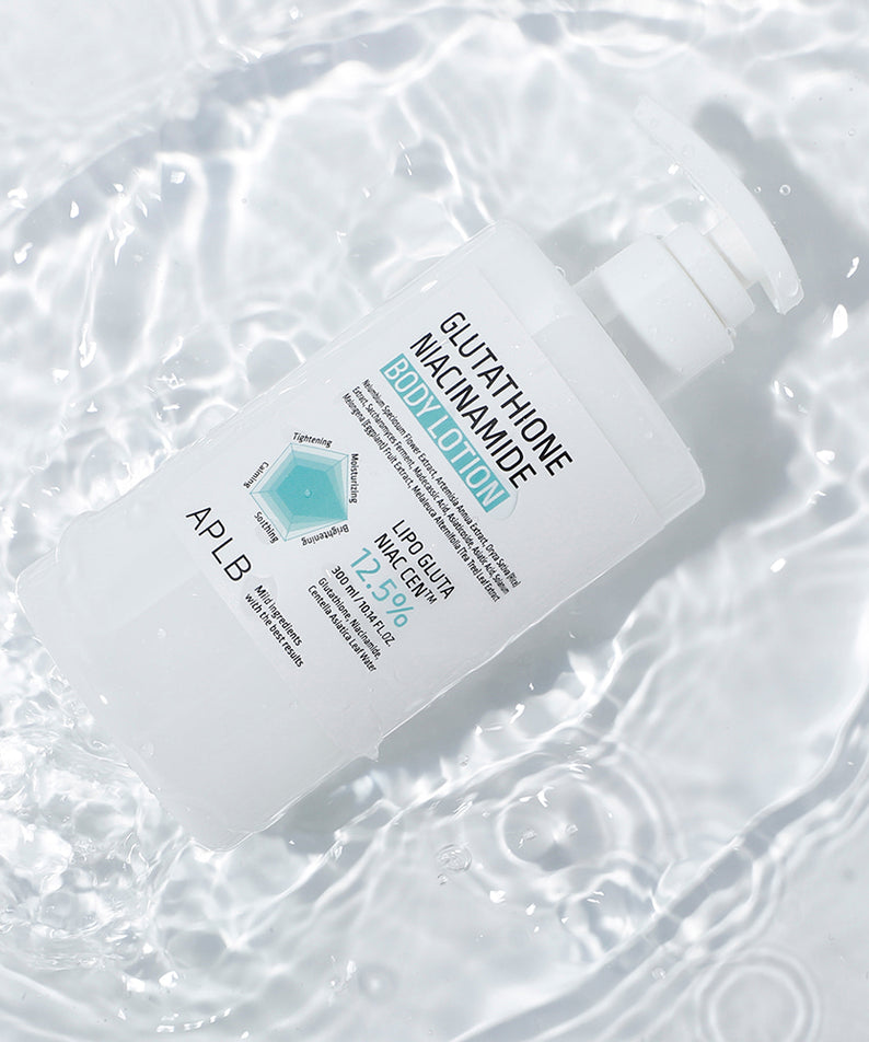 Décris l'image en français en mentionnant le produit, la marque et le contexte visuel: APLB Glutathione Niacinamide Body Lotion 300ml sur fond d'eau