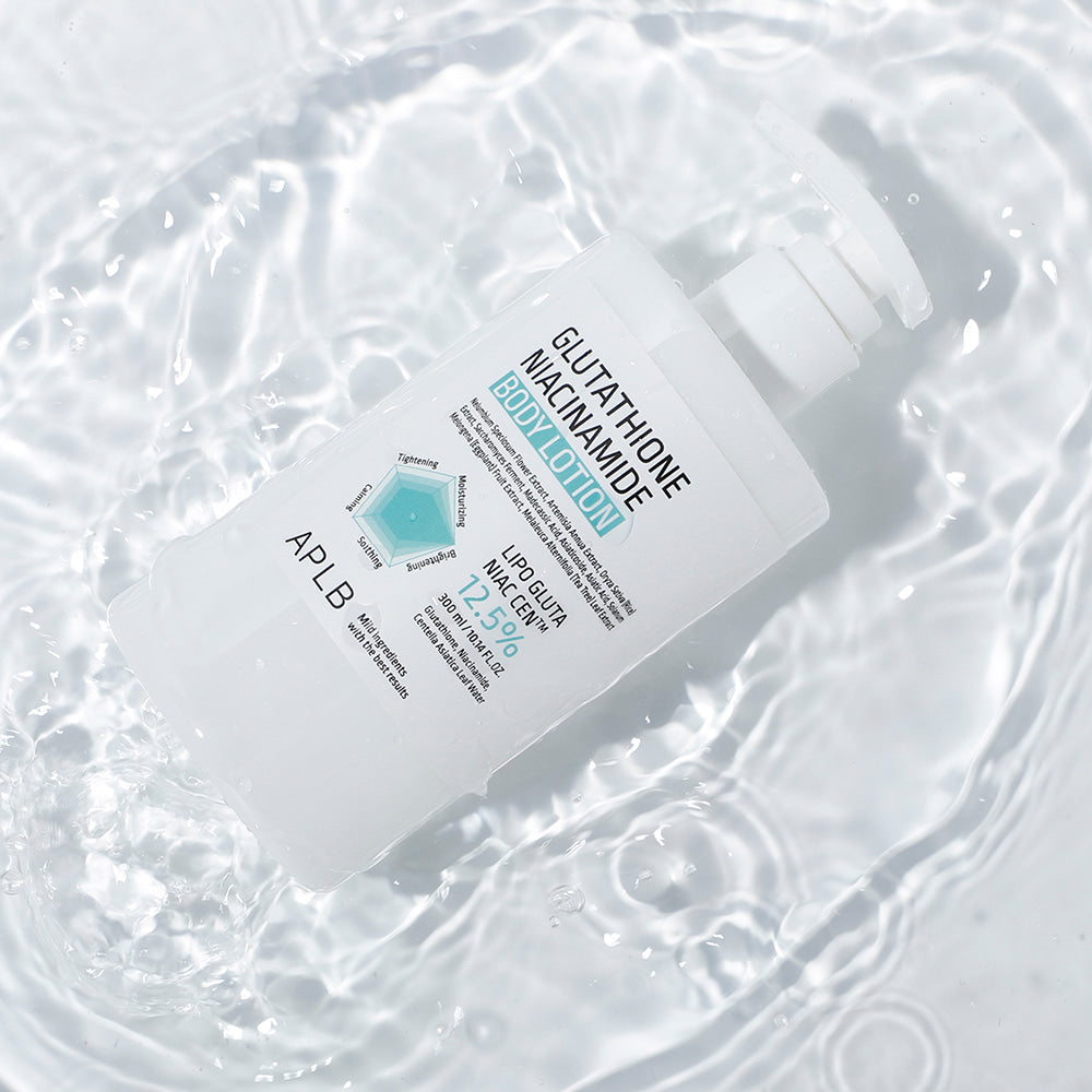 Décris l'image en français en mentionnant le produit, la marque et le contexte visuel: APLB Glutathione Niacinamide Body Lotion 300ml sur fond d'eau
