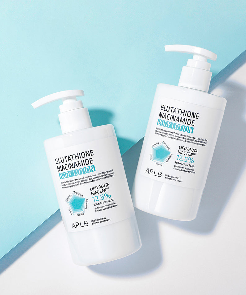 Décrivez l'image en français : APLB Glutathione Niacinamide Body Lotion 300ml, deux flacons sur fond bleu, style spa.