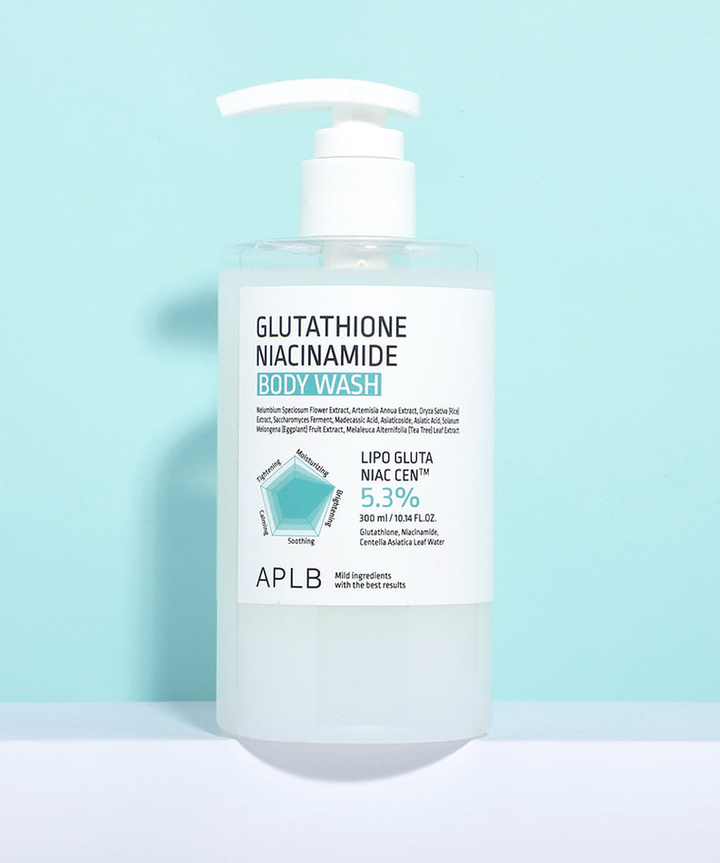 Décris l'image en français mentionnant APLB Glutathione Niacinamide Body Wash 300ml, bouteille blanche sur fond bleu ciel.