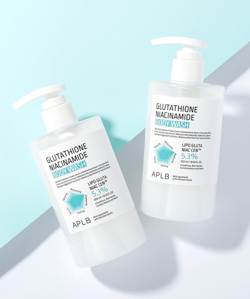 Décris l'image en français: APLB Glutathione Niacinamide Body Wash 300ml, bouteilles APLB sur fond bleu clair, goutte savon.