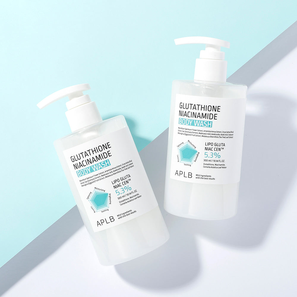 Décris l'image en français: APLB Glutathione Niacinamide Body Wash 300ml, bouteilles APLB sur fond bleu clair, goutte savon.