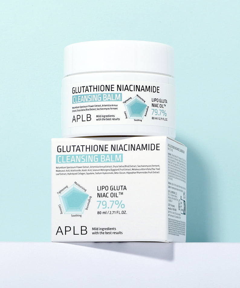 Décris l'image en français en montrant APLB Glutathione Niacinamide Cleansing Balm 80ml, baume nettoyant, marques APLB, fond bleu.