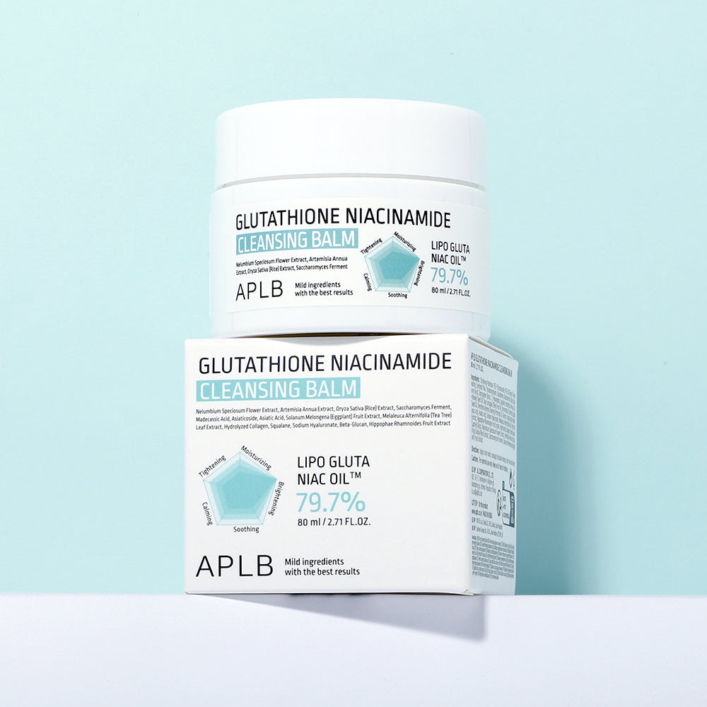 Décris l'image en français en montrant APLB Glutathione Niacinamide Cleansing Balm 80ml, baume nettoyant, marques APLB, fond bleu.