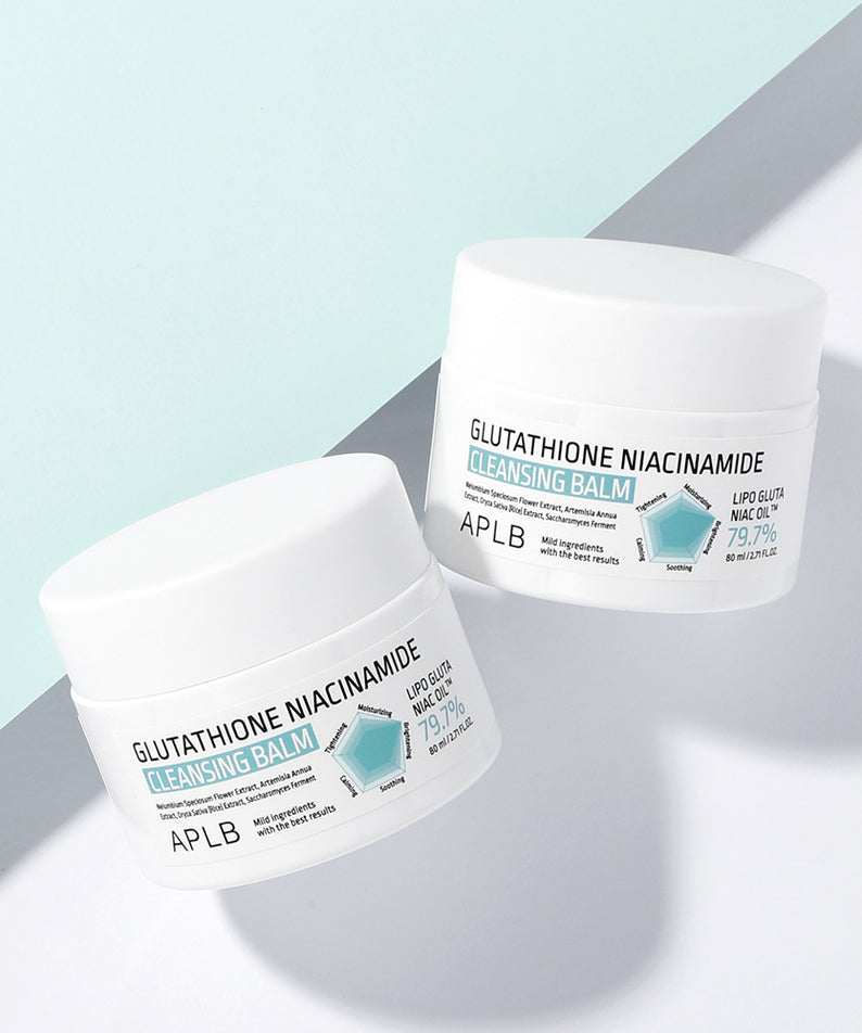 Décris l’image en français : APLB Glutathione Niacinamide Cleansing Balm 80ml de la marque APLB, pots sur fond bleu.