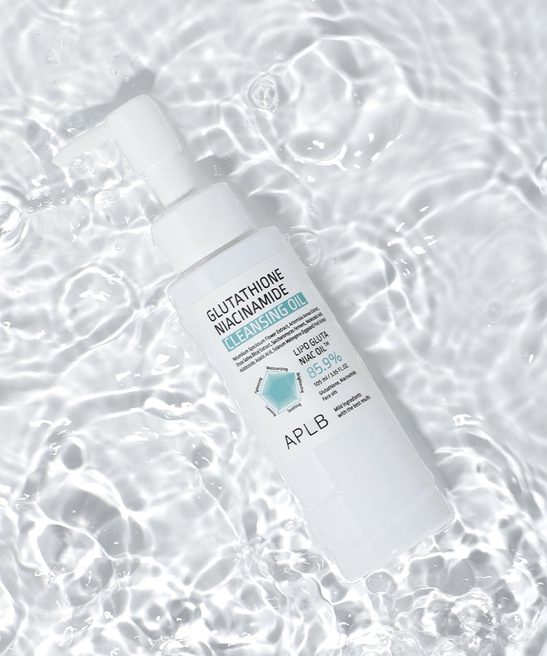APLB Glutathione Niacinamide Cleansing Oil 105ml d’APLB sur fond d’eau, gouttes et bulles, packaging visible.