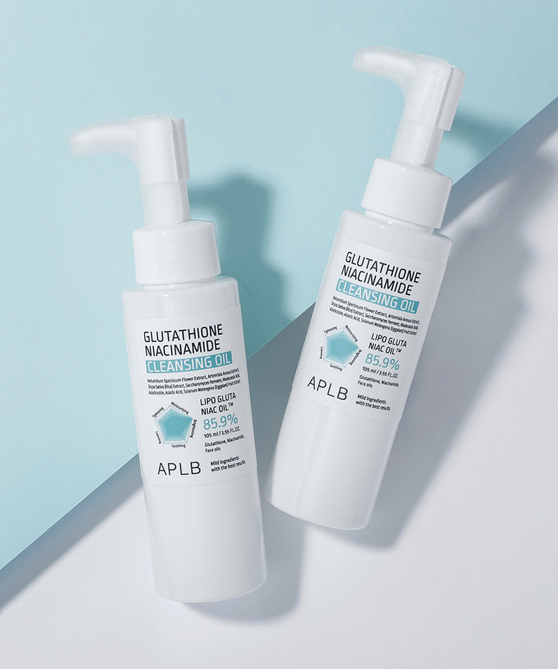 APLB Glutathione Niacinamide Cleansing Oil 105ml, flacons AP/LB sur fond bleu clair, contexte soins visage.